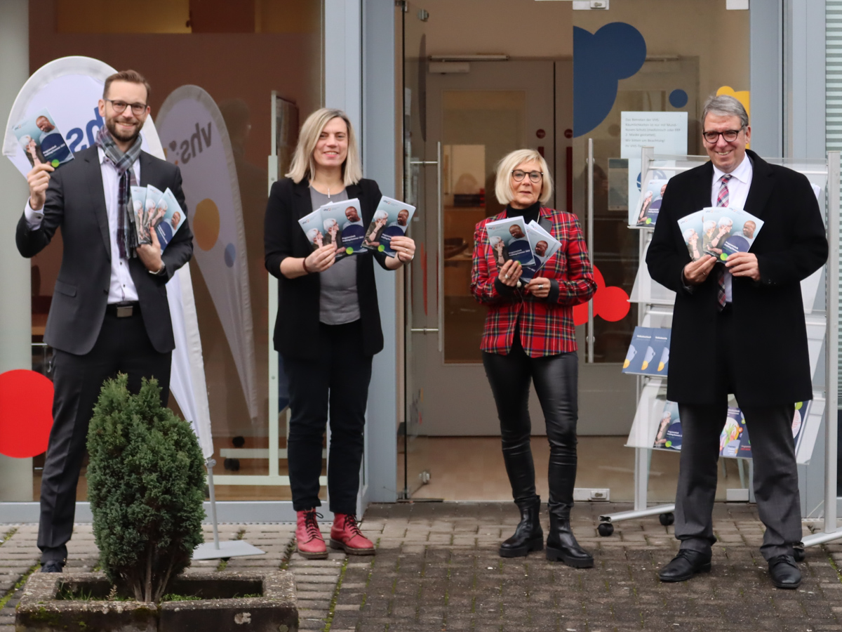 Das Sommersemester der vhs Montabaur hat begonnen. Caroline Albert-Woll (Mitte links) und Andrea Diel-Nattermann vom vhs-Team stellten das neue Programm Brgermeister Ulrich Richter-Hopprich (l.) und dem Ersten Beigeordneten Andree Stein vor. (Foto: vhs Montabaur)