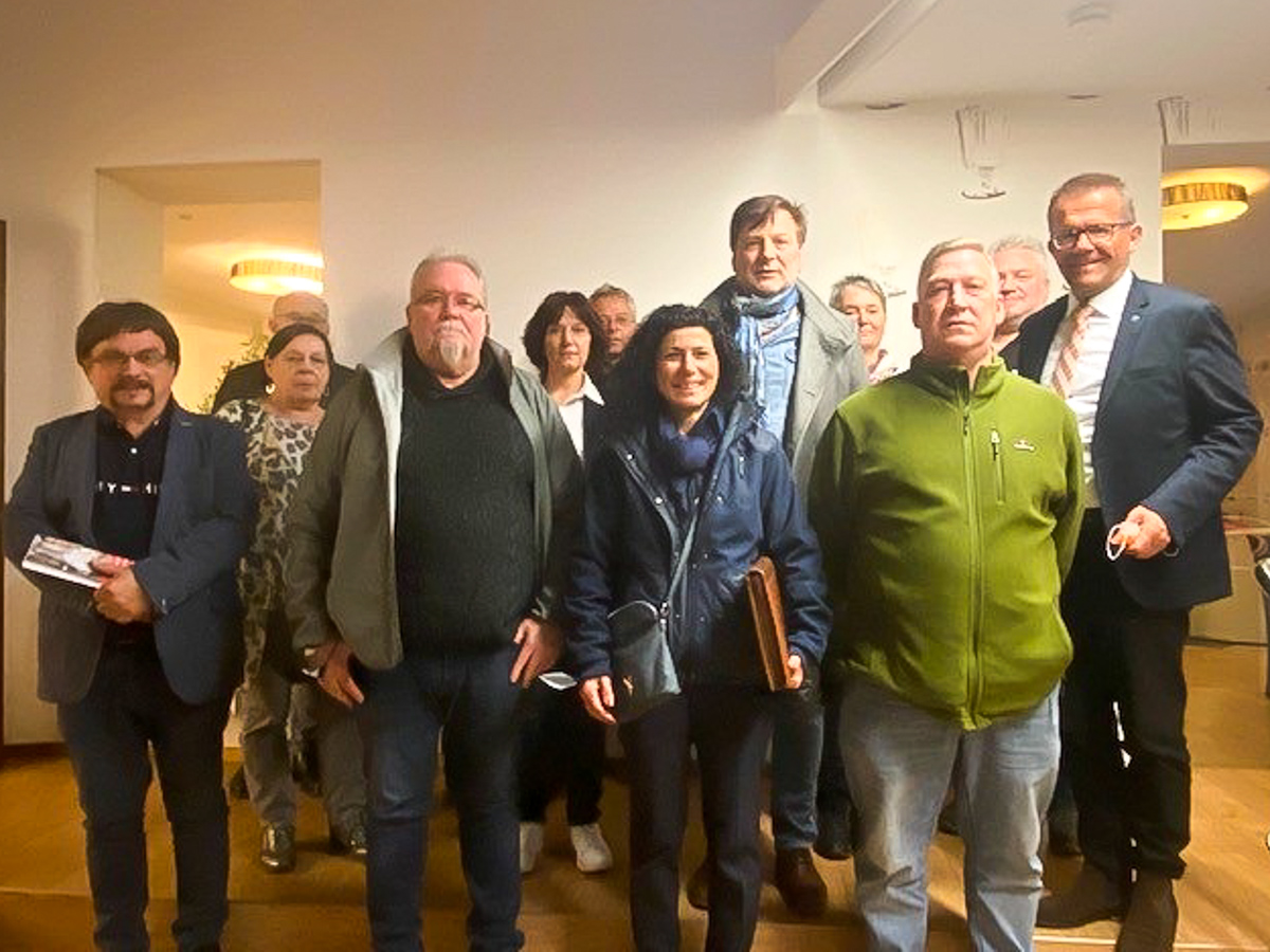 Der neue DEHOGA-Kreisvorstand im Westerwaldkreis: Kreisvorsitzende Glcan Rckert (vorne Mitte) und DEHOGA-Prsident Gereon Haumann (rechts im Bild) (Foto: privat)