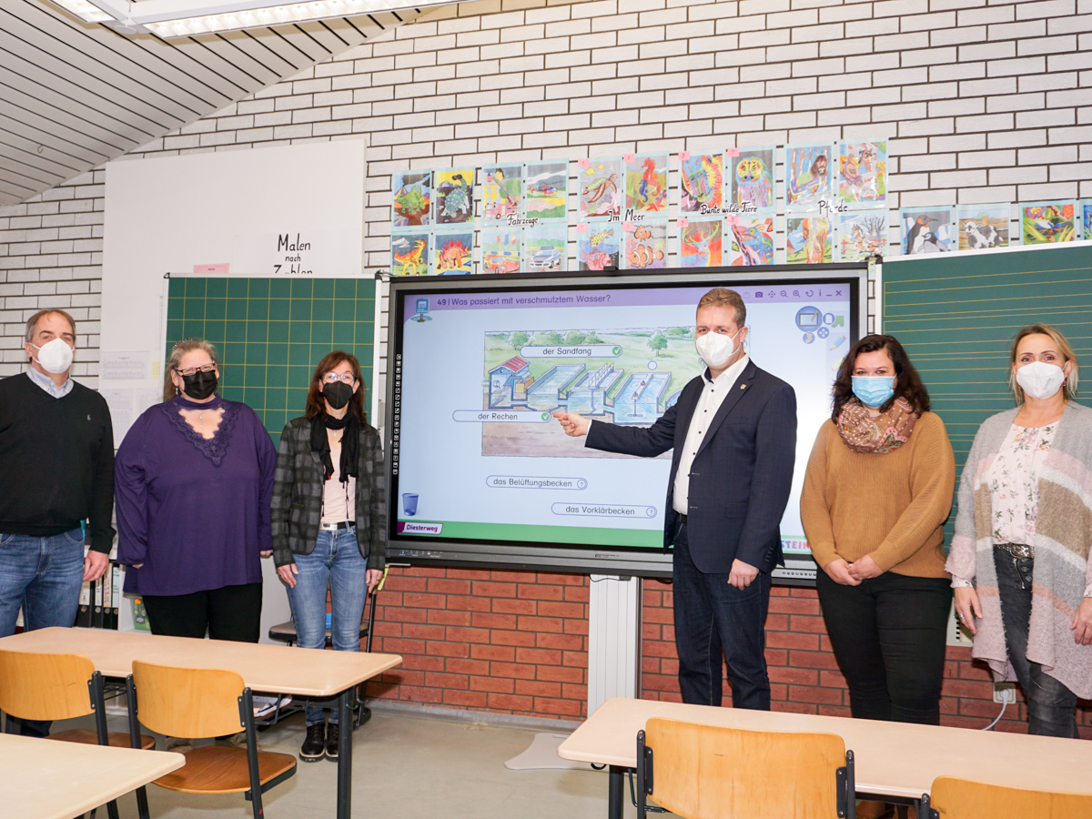 Schulleiter, Politik und Verwaltung freuen sich ber das Ende der "Kreidezeit": (v.l.n.r.): Konrad Groth (Broleiter VG Rennerod), Rita Heinbach (Rektorin Lasterbachschule Elsoff (Westerwald), Anja Pfeil-Stickel (Rektorin Schellenberg-Schule Hellenhahn-Schellenberg), Brgermeister Gerrit Mller, Carina Ludwig (stlv. Rektorin Grundschule Hoher Westerwald, Nister-Mhrendorf), Antje Hentrich (Rektorin Realschule Plus Rennerod). (Foto: Kerstin Guckert)
