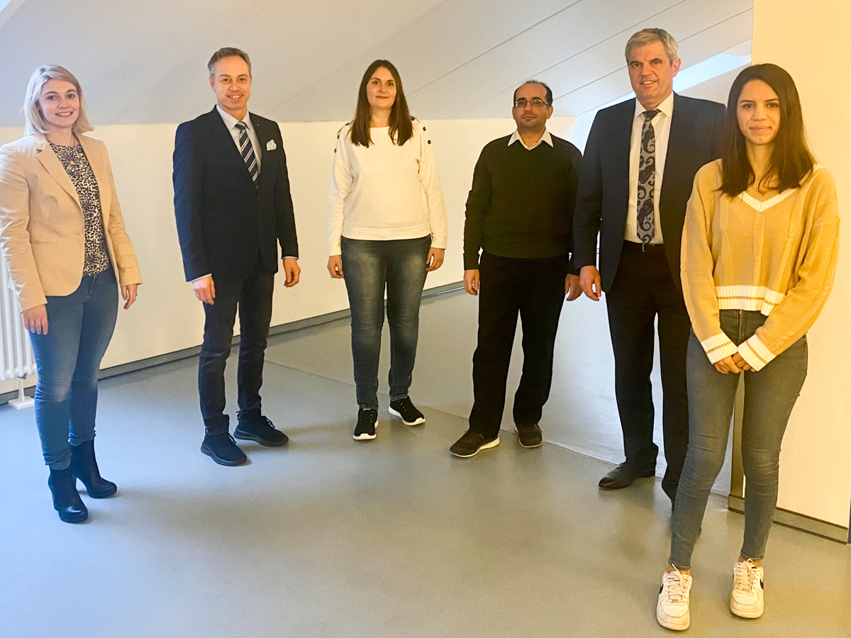 V.l.n.r: MVZ-Koordinatorin Vanessa Weldert, Michael Merz Brgermeister der VG Ransbach-Baumbach, Stefanie Ehrhardt (MFA, MVZ-Praxis) Dr.  Mohammed Omar Al Ahmad, Guido Wernert (KHDS-Geschftsfhrer) und Selin Basibyk (MFA, MVZ-Praxis) (Foto: privat)