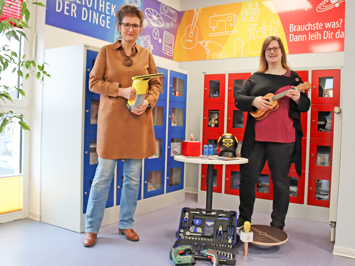 Der Fenstersauger oder doch lieber die Ukulele? Carina Senko (rechts) und Ursula Kingen vom Team der Stadtbibliothek Montabaur prsentieren die "Bibliothek der Dinge". (Foto: Stadt Montabaur)
