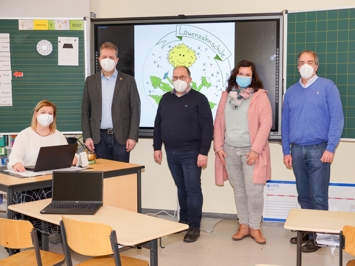 (v.l.n.r.): Grit Kayma (Rektorin Lwenzahnschule Irmtraut), Brgermeister Gerrit Mller (Verbandsgemeinde Rennerod), Andreas Garth (Konrektor Realschule Plus Rennerod), Carina Ludwig (Konrektorin Grundschule Hoher Westerwald, Nister-Mhrendorf), Konrad Groth (Broleiter Verbandsgemeindeverwaltung Rennerod). (Foto: Kerstin Guckert)