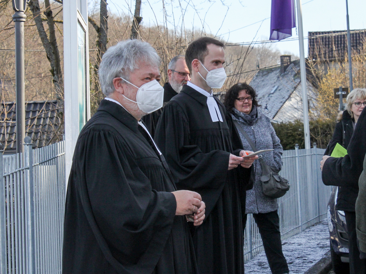Pfarrer Maic Zimmermann (Mitte) verabschiedet vor der Schlosskirche die Gottesdienstbesucher. Im Vordergrund Amtskollege Eckehard Brandt, im Hintergrund Dekan Dr. Axel Wengenroth (Foto: Sabine Hammann-Gonschorek)