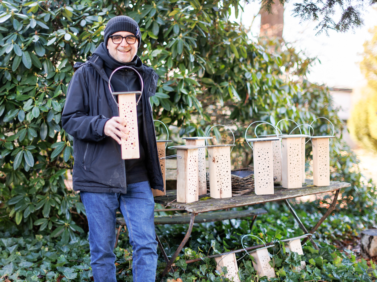 Jugendpfarrer Werner Schleifenbaum vor einigen der Insektenquartiere (Foto: Evangelisches Dekanat Westerwald)