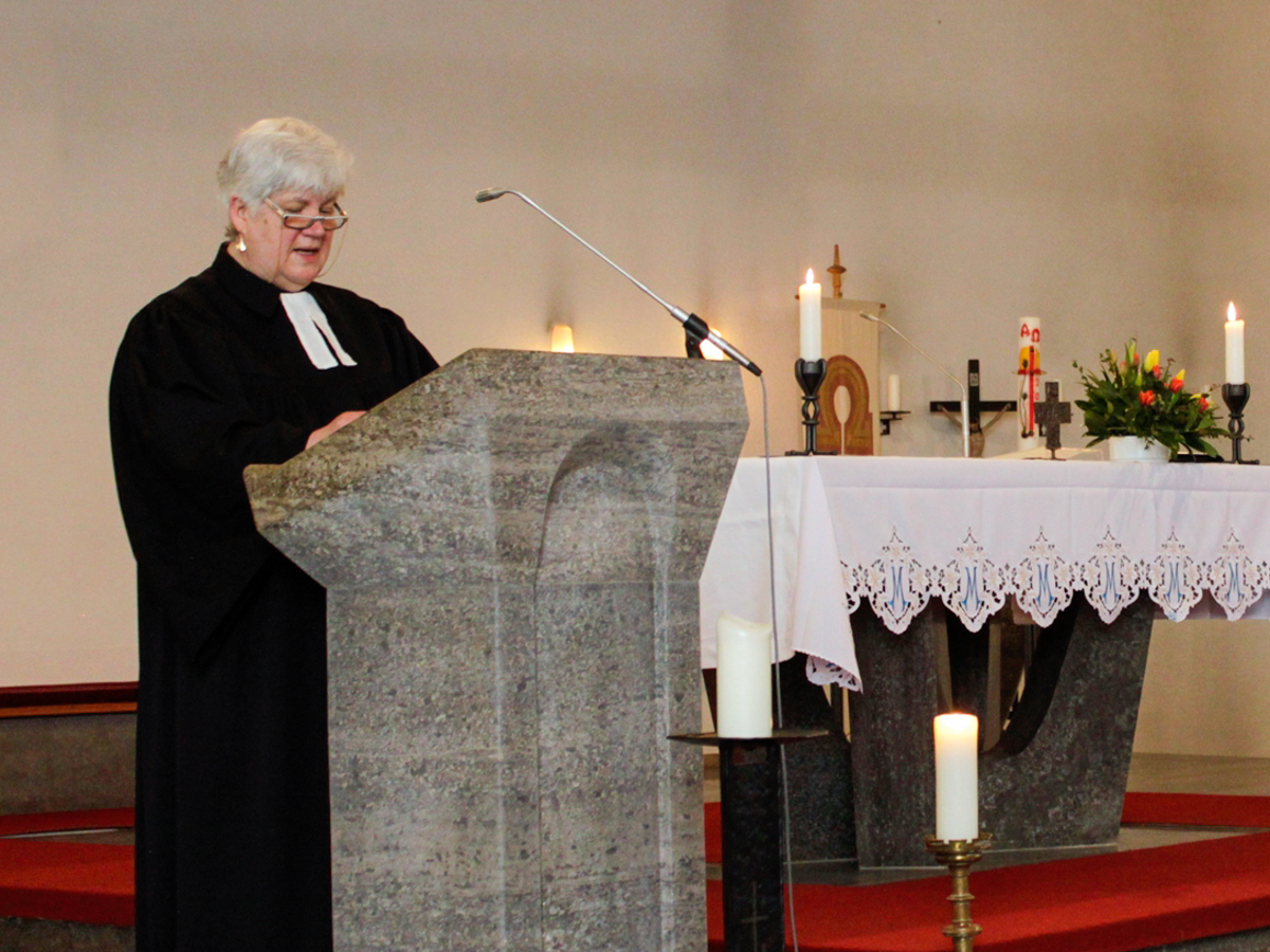 Pfarrerin Sabine Jungbluth sprach in ihrer Predigt ber das Gleichnis vom Smann. (Foto: Sabine Hammann-Gonschorek)
