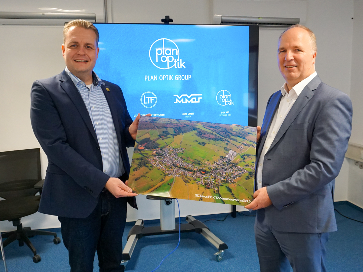 Gerrit Mller (Brgermeister Verbandsgemeinde Rennerod) und Michael Schilling (Vorstand Plan Optik AG, Elsoff). (Foto: Bianca Weber)
