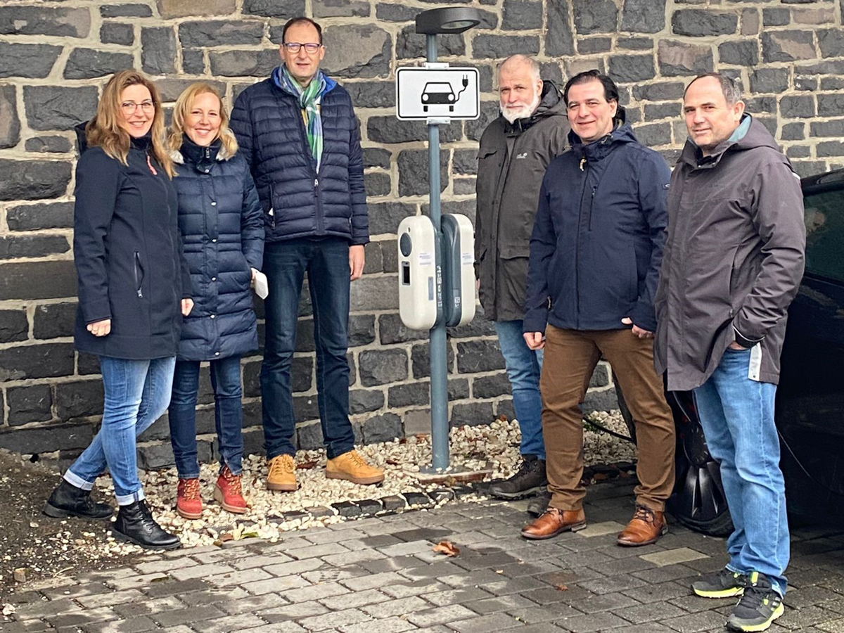 (von links): Sandra Kuhle (Vorstand FWG), Katrin Jung, Johannes Jung, Olaf Schwbel (Vorsitzender FWG), Darius Nurischad und Torsten Schw (Geschftsfhrer). (Foto: FWG VG Rennerod e.V.)
