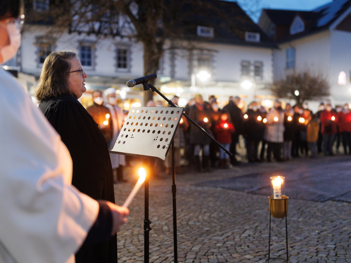 Pfarrerin Swenja Mller betet gemeinsam mit zahlreichen Besuchern. (Foto: Peter Bongard)