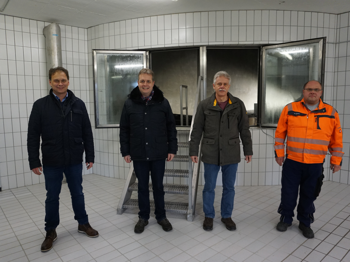 (von links): Dirk Trumm (kaufm. Werkleiter), Brgermeister Gerrit Mller, Stephan Reeh (techn. Werkleiter) und Heinz Putz (Vorarbeiter Betriebszweig Wasserversorgung) informieren sich ber die fertiggestellten Modernisierungsarbeiten am Hochbehlter Hellenhahn-Schellenberg. (Foto: VG Rennerod)