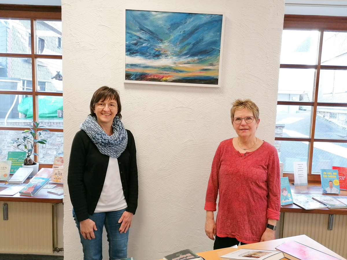 Von links: Bchereileiterin Delya Gorges, Knstlerin Uschi Klimes. (Foto: Stadtbcherei Hachenburg)