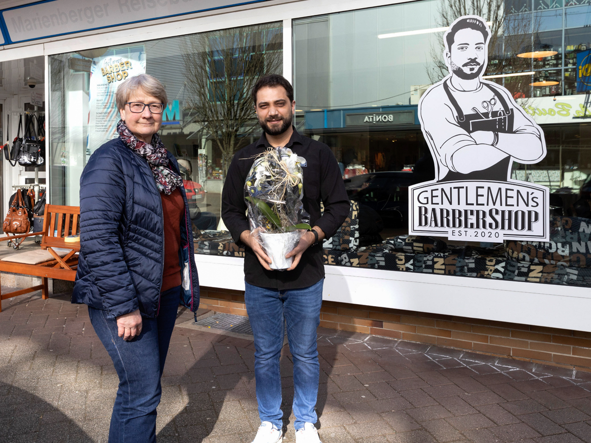 Stadtbrgermeisterin Sabine Willwacher gratulierte Herrn Suad Shpatollaj zur Neuerffnung seines Barbershops (Foto: Stadtverwaltung)
