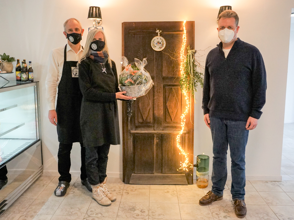 Very british und urgemtlich: Brgermeister Gerrit Mller freut sich mit Sabine Wehnge-Davies und Martin Davies ber die Erffnung ihres Cafs in Westernohe. (Foto: Kerstin Guckert)