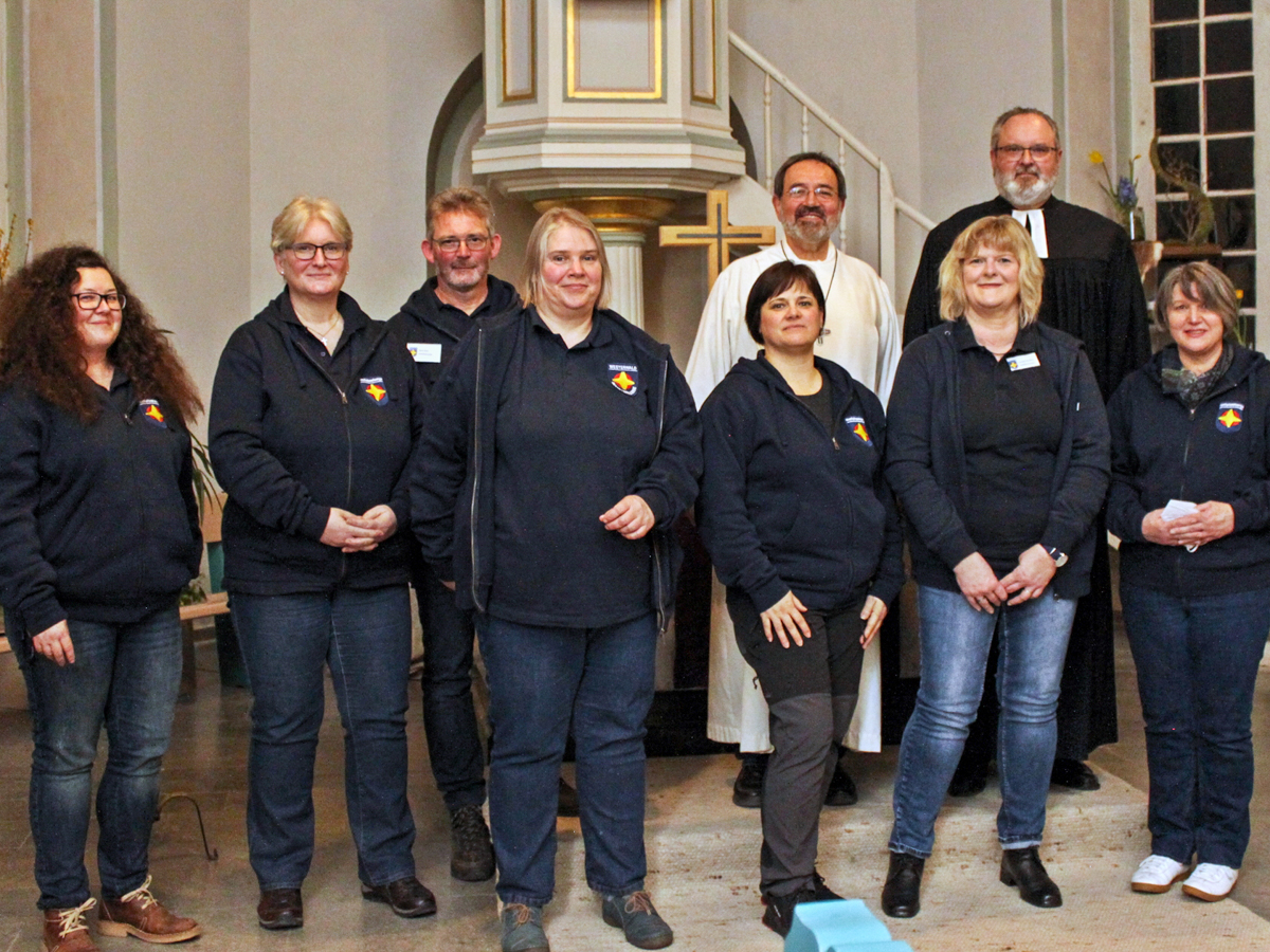 Die neuen Notfallseelsorger wurden in der Evangelischen Kirche in Selters eingefhrt. Im Hintergrund Rainer Dmgen und Dekan Dr. Axel Wengenroth. (Foto: Sabine Hammann-Gonschorek)