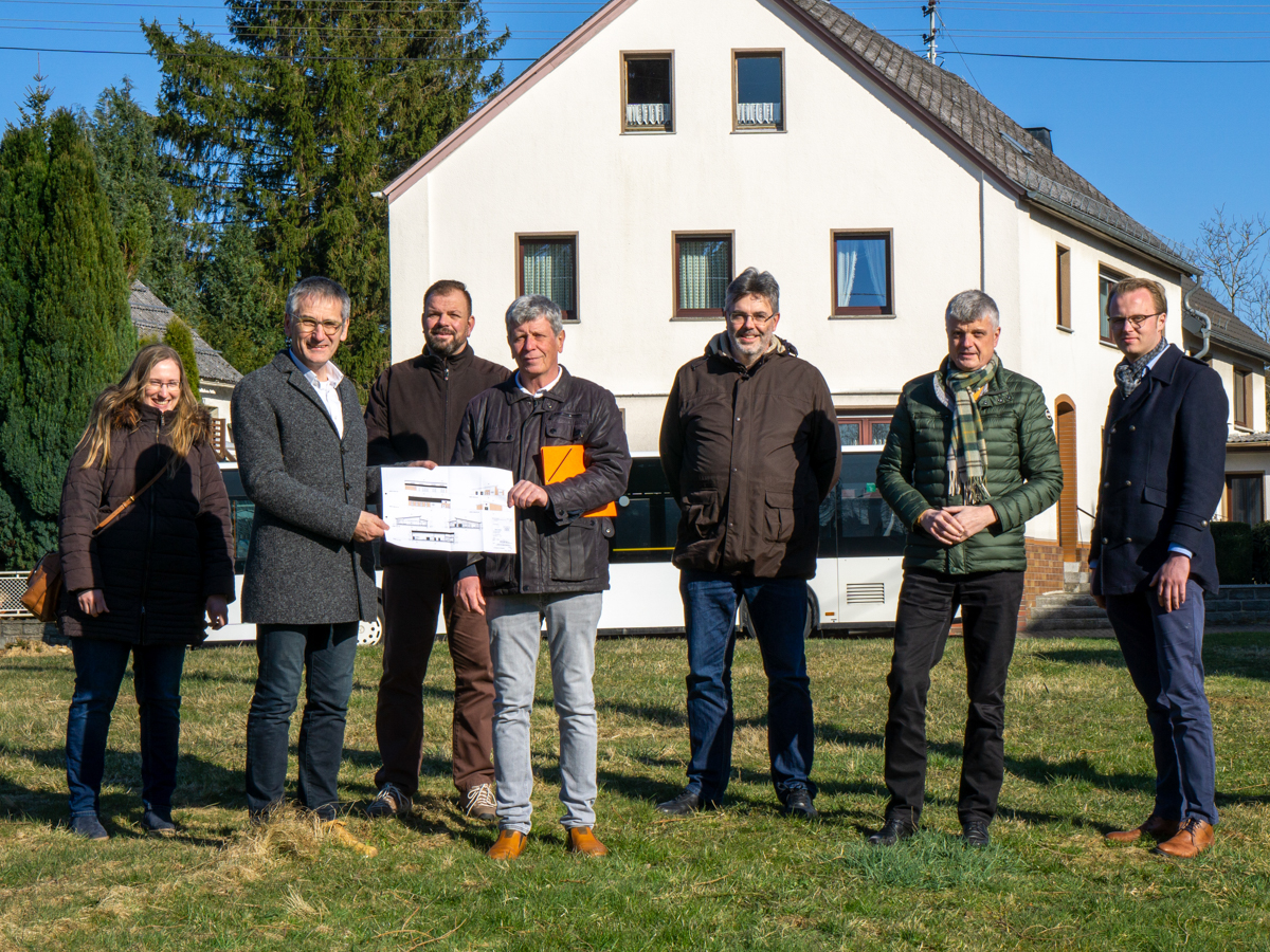 (v.l.n.r.) Jennifer Stahl, Ratsmitglied; Hendrik Hering, SPD-Abgeordneter und Landtagsprsident; Olaf Quirmbach, Ratsmitglied; Helmut Lamp, Ortsbrgermeister; Michael Mller, Bauamt VG; Klaus Mller, Brgermeister VG; Christian Fein, Beigeordneter. (Foto: privat)