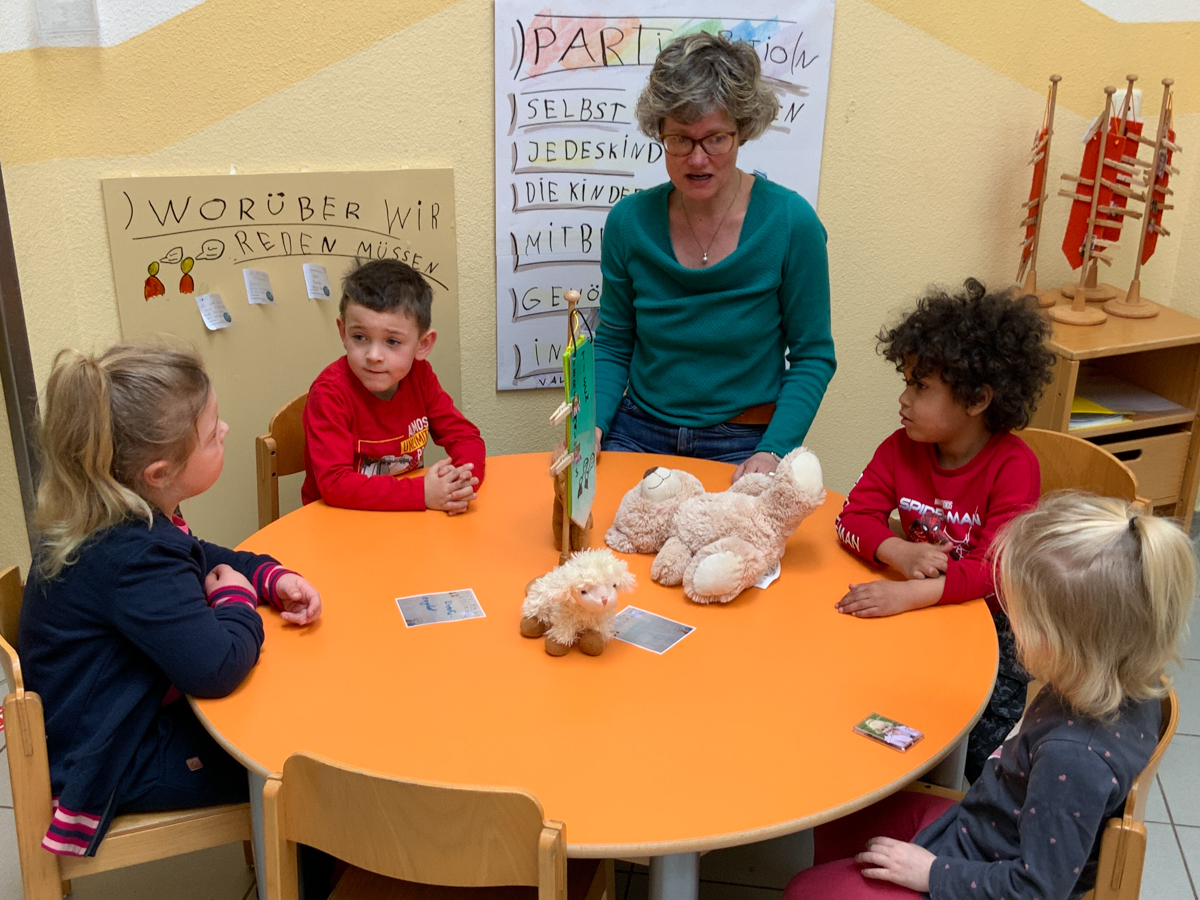 Die Kinder beteiligen sich am Versammlungstisch (Foto: Kindertagessttte "Die Phantastischen Vier")