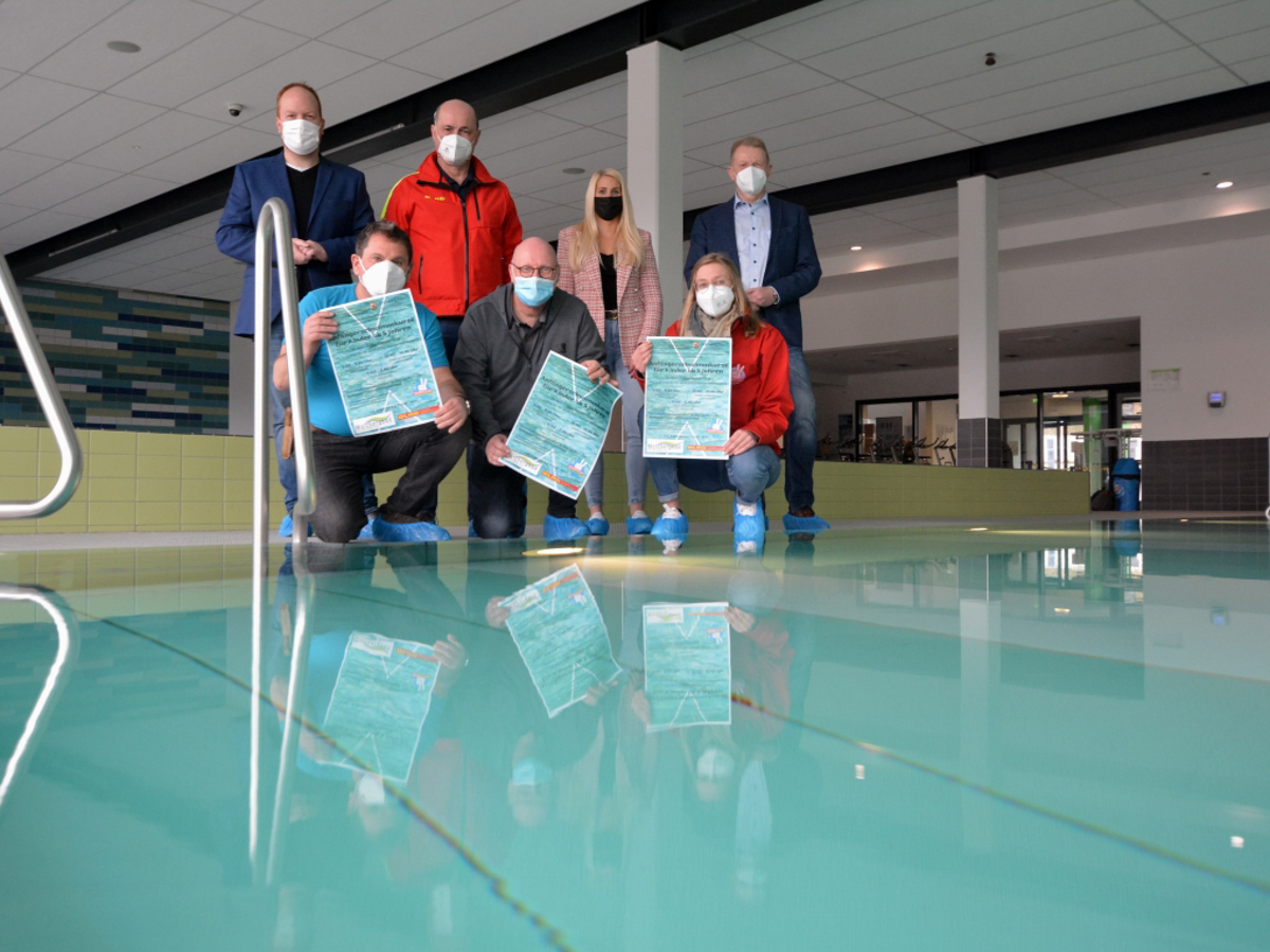 Still ruht das Lehrschwimmbecken: In den Osterferien sollen hier bei drei Anfngerschwimmkursen 30 Mdchen und Jungen an das Wasser gewhnt werden und erste Schwimmzge machen. (Foto: tt)