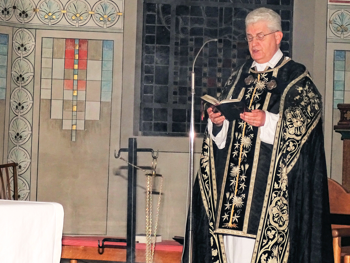 Den Requiemgottesdienst fr die Opfer des Bombenangriffs 1945 auf Rennerod   leitete Pfarrer Achim Sahl. (Foto: Willi Simon)