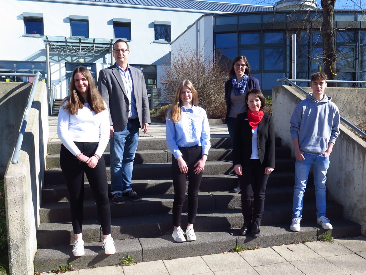 Platz 1 hchster Depotgesamtwert: Das Team Aktienmacht des Westerwaldes vom Westerwaldgymnasium Altenkirchen mit der betreuenden Lehrerin Sarah Neitzert und Schulleiter Heiko Schnare. Marina Spitzer vom Beratungscenter Altenkirchen, Sparkasse Westerwald-Sieg, bergab den Preis und die Urkunden an die Erstplatzierten. (Foto: Sparkasse)