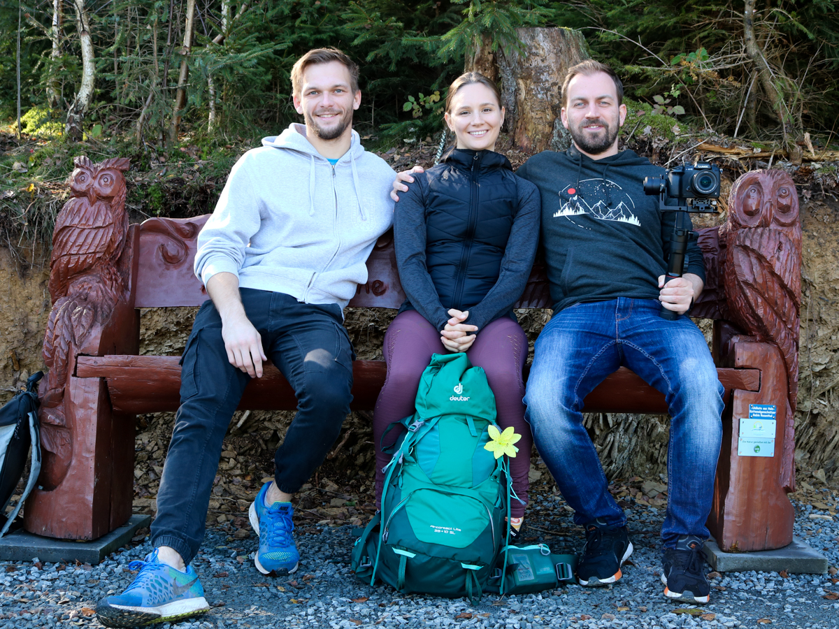 Auf der Bank an der Alexanderhhe wird eine kleine Drehpause eingelegt. Von links: Tim Sttzel, Gabriela Burkhardt und Patrick Jung. (Foto: VG Kirchen)