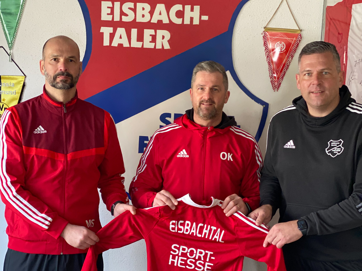 Marc Schilling (links) und Marco Kster (rechts) wollen als neue Jugendkoordinatoren der Eisbren den Nachwuchsbereich gemeinsam mit dem Sportlichen Leiter Junioren, Oliver Kleinmann (Mitte), weiter voranbringen. (Foto: SF Eisbachtal)