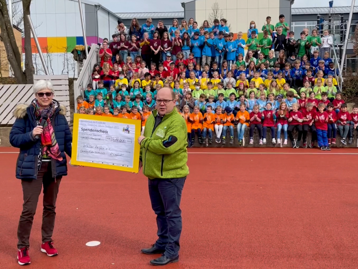 Das "erlaufene" Geld wurde an den Verein Wller Helfen e.V. bergeben. (Foto: Pfarrer-Giesendorf-Grundschule)