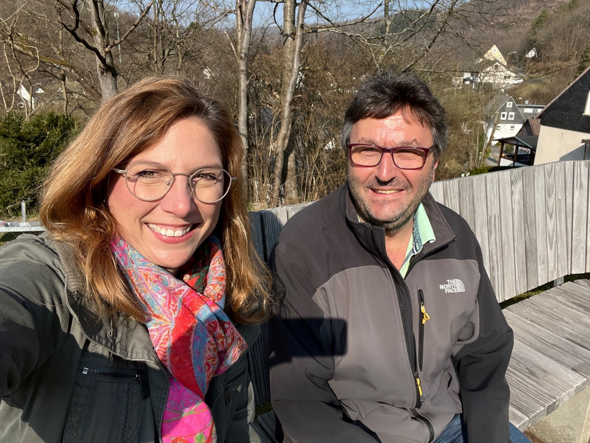 Peter Kirchhfer fhrte Sabine Btzing-Lichtenthler durch Grnebach. (Foto: privat)