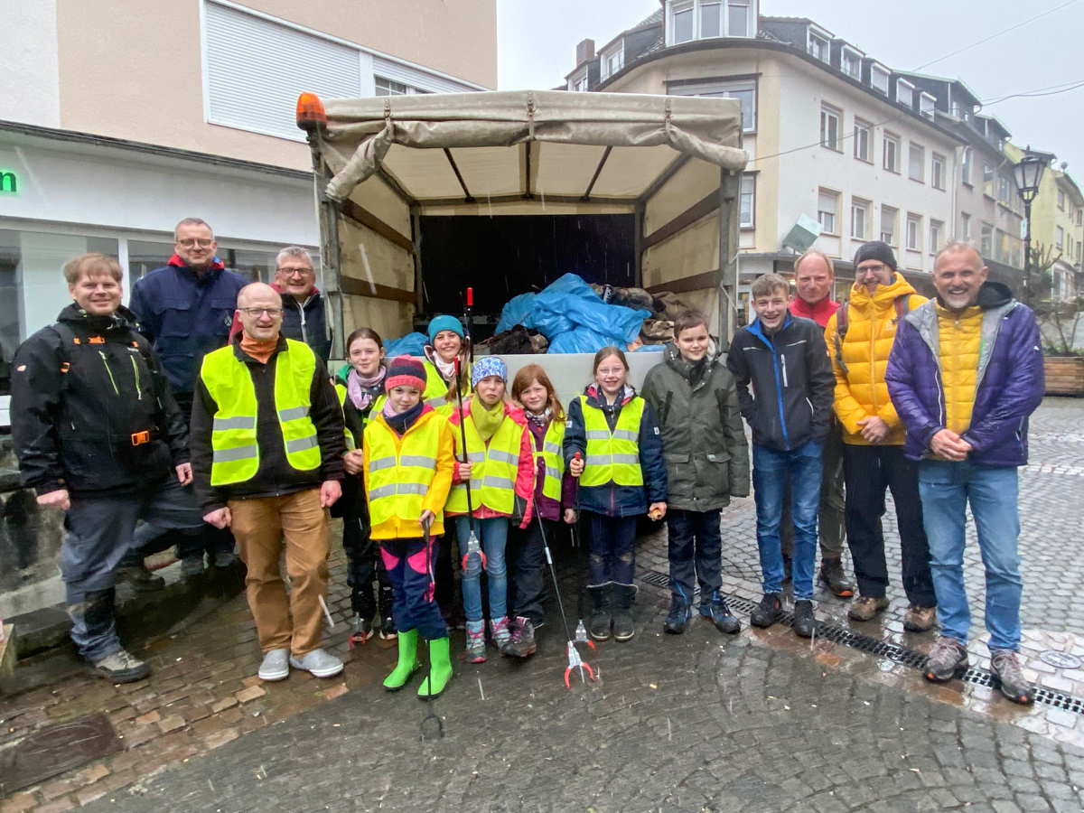 Trotz Aprilwetter: Brger befreien Stadt Wissen von Mll und Dreck