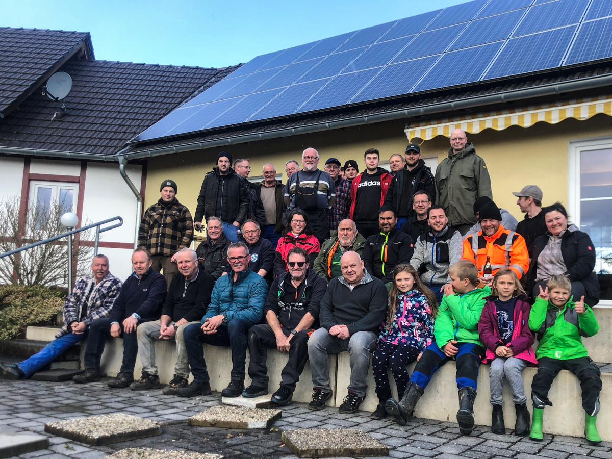 Warm eingepackt versammelten sich groe und kleine Helferinnen und Helfer im Bergtreff. Ein verdienter, gemeinsamer Abschluss eines beraus erfolgreichen Tages. (Foto: privat)