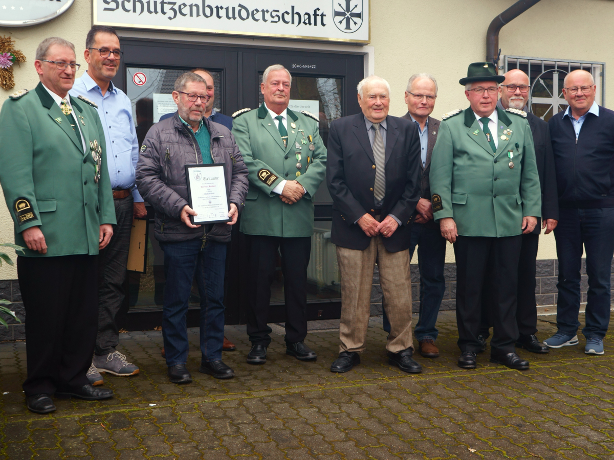 von links nach rechts: Schtzenmeister Mathias Gro, Jrgen Thielmann, Herbert Reuber, Daniel Seibert, Bernhard Baur, Richard Seibert, Christoph Quast, Bruno Schmidt, Ulrich Hoberg u. Peter Keuser. (Foto: St. Sebastianus Schtzenbruderschaft)