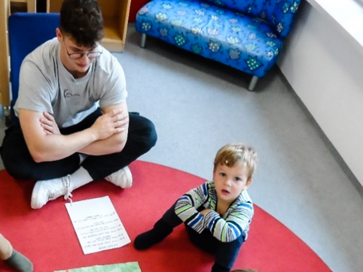 Mit vier Kindern fhrte Jonas Tereick ein Projekt durch, bei dem es darum ging, die Natur mit allen Sinnen wahrzunehmen. (Foto: "Villa Kunterbunt" Wissen)