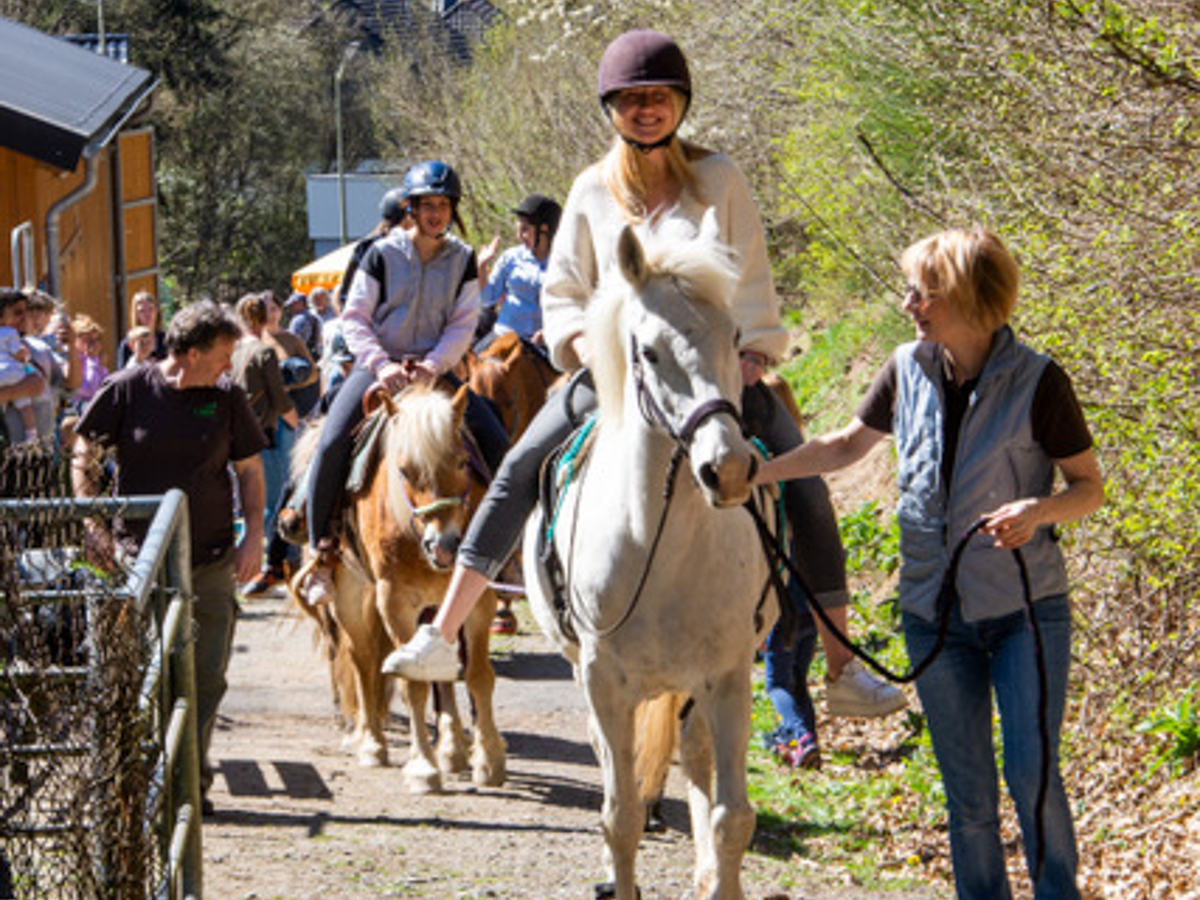 Bei dem Osterfest auf dem Pferdehof Grsbachtal stand unter anderem Ponyreiten auf dem Programm. (Foto: privat)