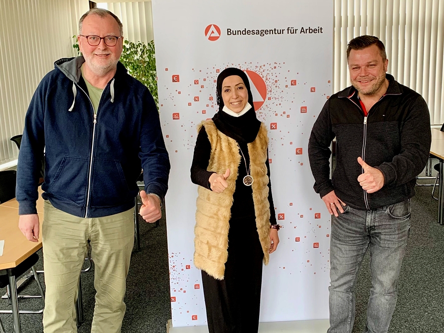 Arbeitsagentur-Leiter Karl-Ernst Starfeld, Khansa Zaghmout und Thomas Br (Teamleiter Eingangszone) freuen sich ber den erfolgreichen Abschluss und auf die gemeinsame berufliche Zukunft. (Foto: Agentur fr Arbeit)