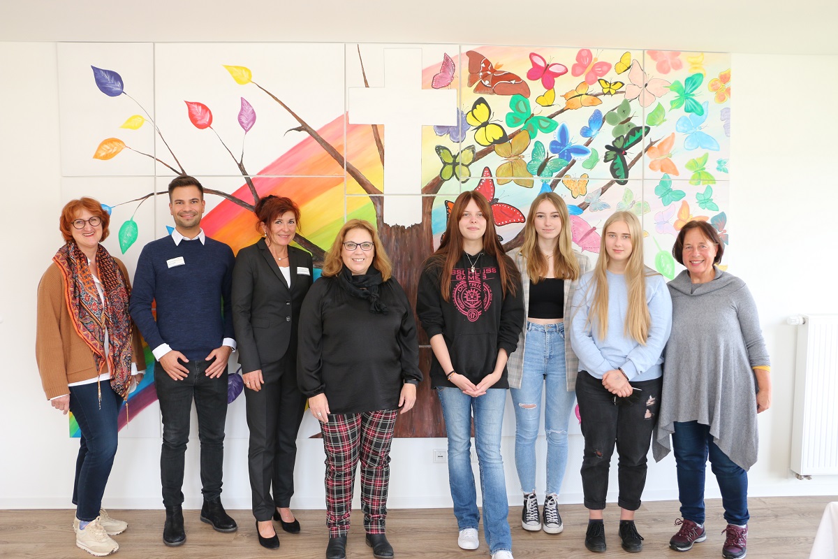 Vertreter des Seniorenzentrums, des Frdervereins und der IGS Selters freuen sich ber das gelungene Ergebnis. (Foto: DGKK)
