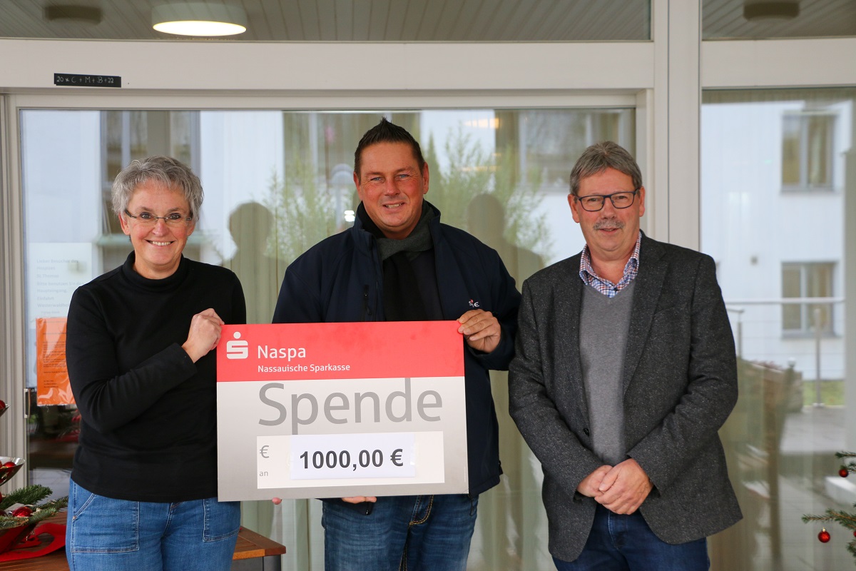 Glckliche Spender: Thorsten Hardt (mitte) und Hubertus Kroth (rechts) bergaben die Spende der Einrichtungsleiterin Eva Maria Hebgen (links) im Hospiz St. Thomas. (Foto: DGKK)