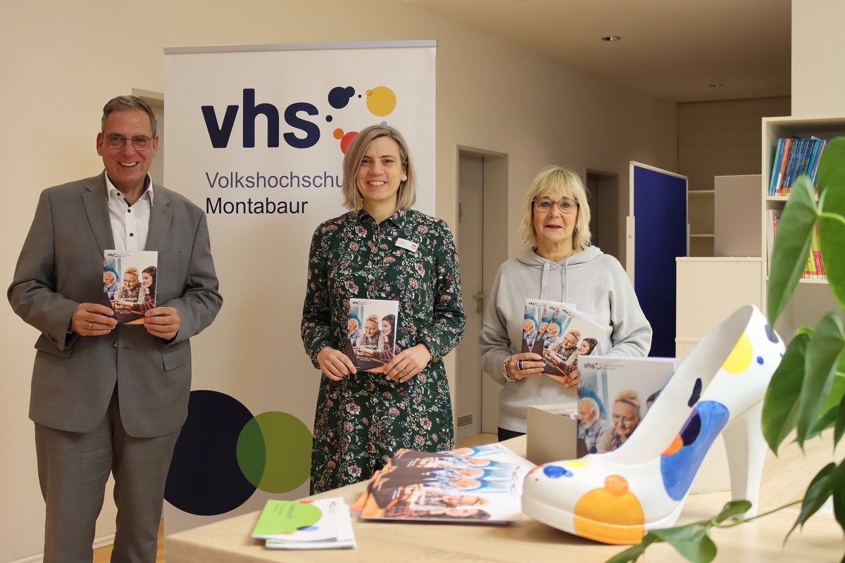 Auf gehts ins Semester Frhling / Sommer bei der Volkshochschule Montabaur. Das Programm stellten vor: (v.l.) der Erste Beigeordnete Andree Stein, vhs-Leiterin Caroline Albert-Woll und Andrea Diel-Nattermann vom vhsBro. (Foto: VG Montabaur)