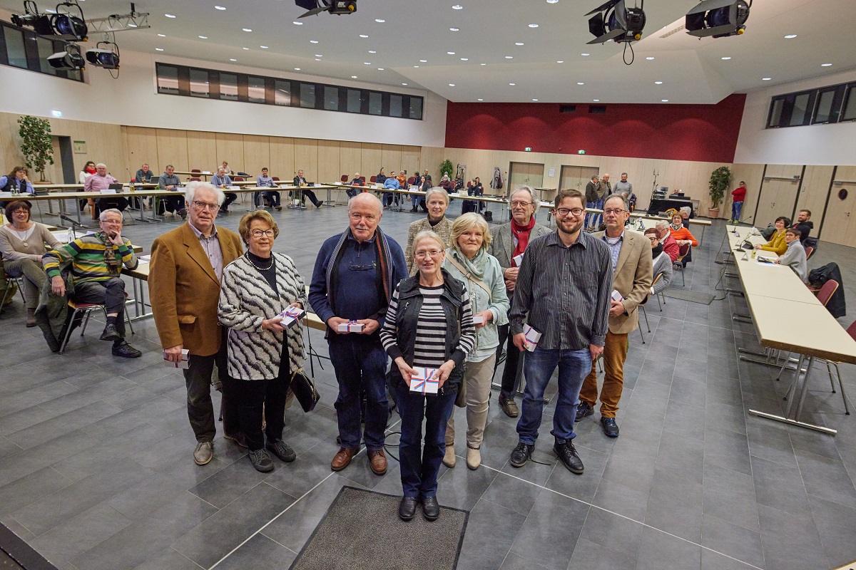 Mit einem herzlichen Dankeschn und der Gedenkmnze der Stadt Montabaur wrdigte Stadtbrgermeisterin Gabi Wieland das Engagement der vielen Ehrenamtlichen, die bei der Digitalisierung des Stadtarchivs mitwirken. (Foto: Stadt Montabaur/Olaf Nitz)