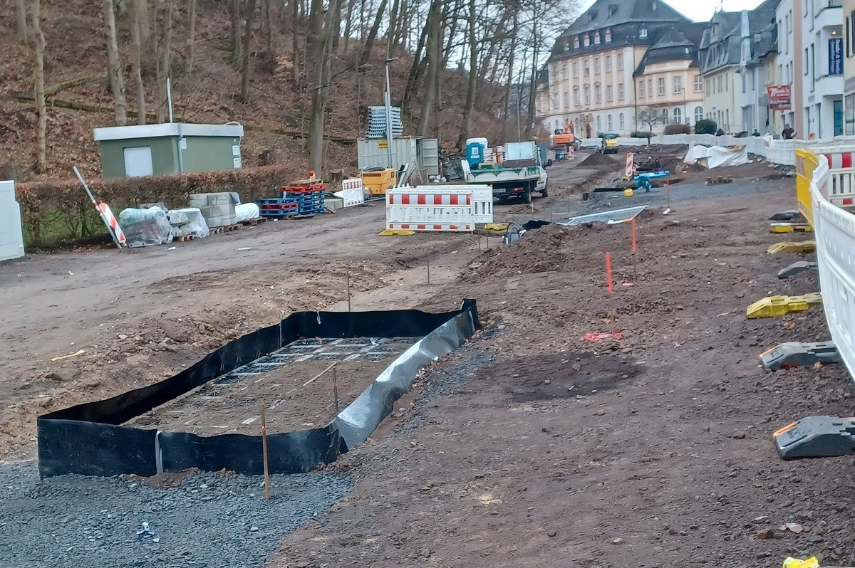 "Baumquartiere" heien die schwarzen Rechtecke, die derzeit in den Unterbau der Bahnhofstrae eingesetzt werden. Wenn spter die Strae fertig und die Oberflche gepflastert ist, knnen die Bume in diesen Quartieren ihre Wurzeln ungestrt ins Erdreich treiben und haben so stabilen Halt. (Bild: Stadt Montabaur / Christina Wei)
