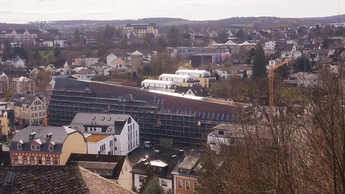 Wer vom Schlossberg herunter auf das Verbandsgemeindehaus schaut, kann die Fortschritte bei den Ziegel-Arbeiten beobachten. (Foto: VG Montabaur/Stefan Baumgarten)