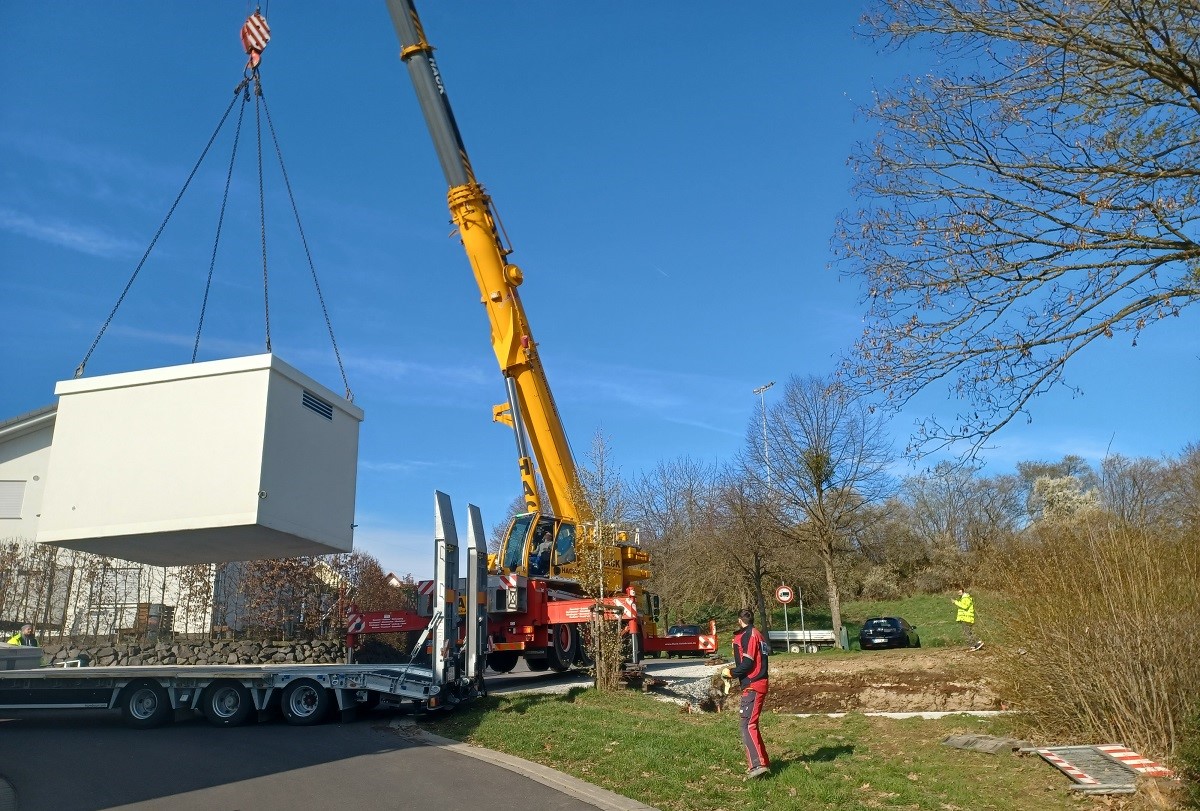 Ein Schwerlastkran setzte das 20 Tonnen schwere Huschen vorsichtig auf sein Fundament. Im nchsten Schritt wird nun eine Druckminderstation eingebaut und an das Leitungsnetz angeschlossen. (Bild: VG Montabaur/Christina Wei)