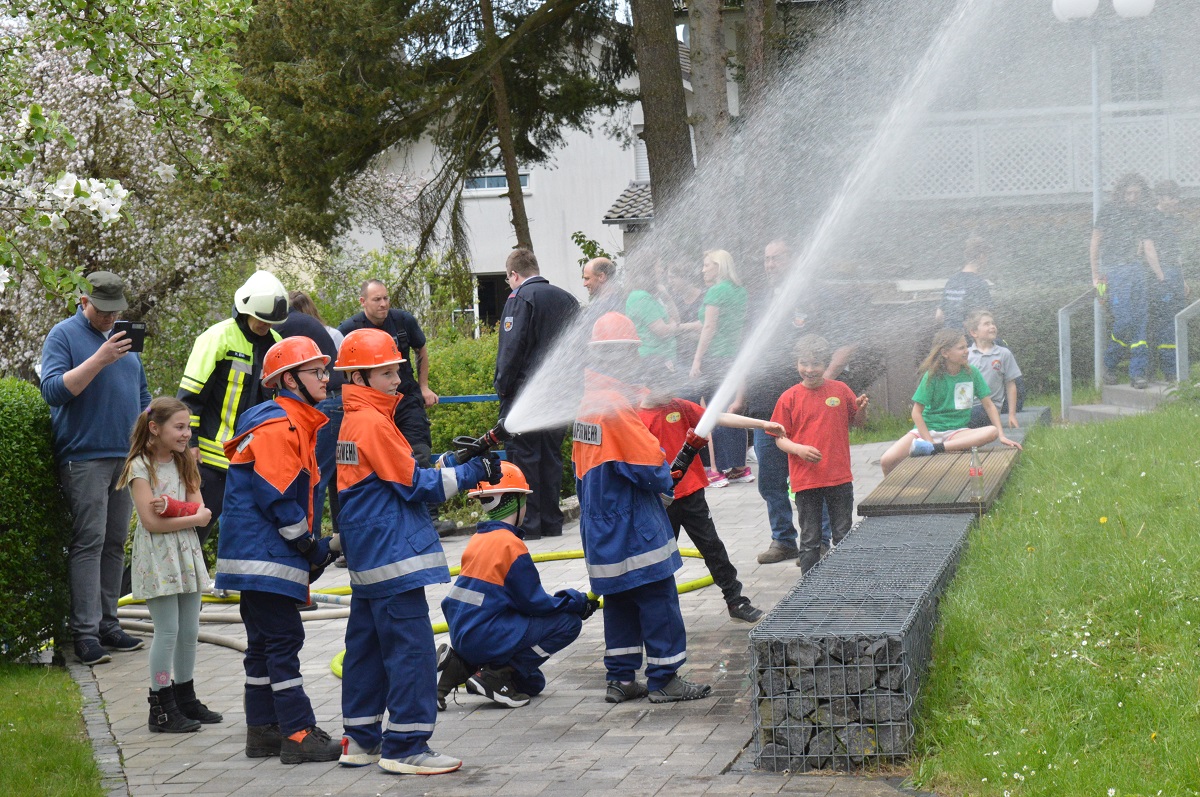 Wasser marsch: Bei mehreren Lschangriffen demonstrierte der Feuerwehrnachwuchs in Niederelbert sein Knnen. (Fotos: VG Montabaur / Ingrid Ferdinand)