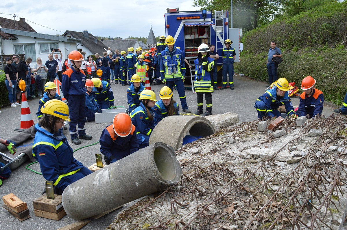 "Rettung einer verletzten Person aus einem Trmmerhaufen". So lautet die bungsaufgabe, die die Nachwuchskrfte der "Blaulichtfamilie" gemeinsam lsen mssen. Zuschauen ist erwnscht! Beim Maimarkt am 21. Mai im Industriegebiet Heiligenroth auf dem Dehner-Parkplatz. (Archivbild: VG Montabaur / Ingrid Ferdinand)