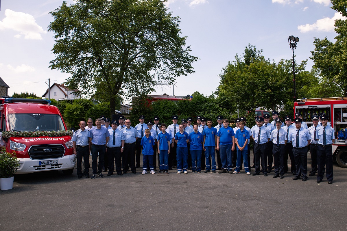 Die Freiwillige Feuerwehr hat ein neues Mitglied im Fuhrpark: Seit wenigen Tagen steht ihr ein Mannschafts-Transport-Fahrzeug zur Verfgung, welches der Wehrfhrer bei einer Feier und einem Tag der offenen Tr seiner Bestimmung bergab. (Bild: Freiwillige Feuerwehr Grgeshausen / Tobias Kasper)