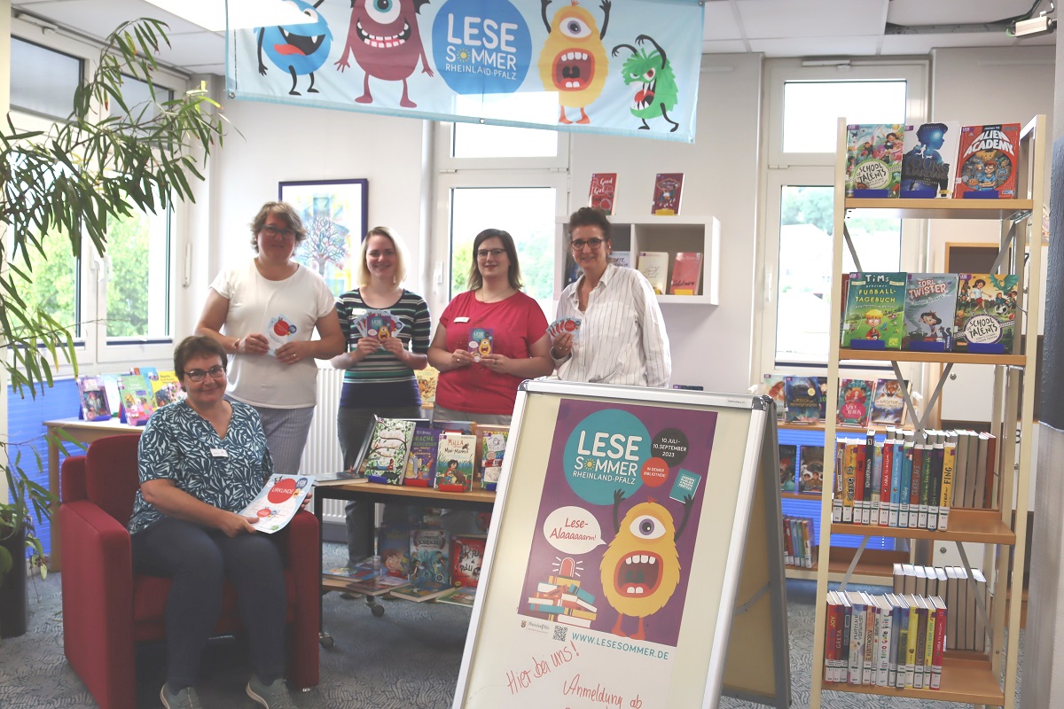 Alles ist bereit: Das Team der Stadtbibliothek hat alles fr den Lesesommer vorbereitet, viele neue Bcher gekauft und Clubkarten besorgt. Die ersten Anmeldungen liegen bereits vor. Los gehts am 10. Juli. (Bild: VG Montabaur / Christina Wei)