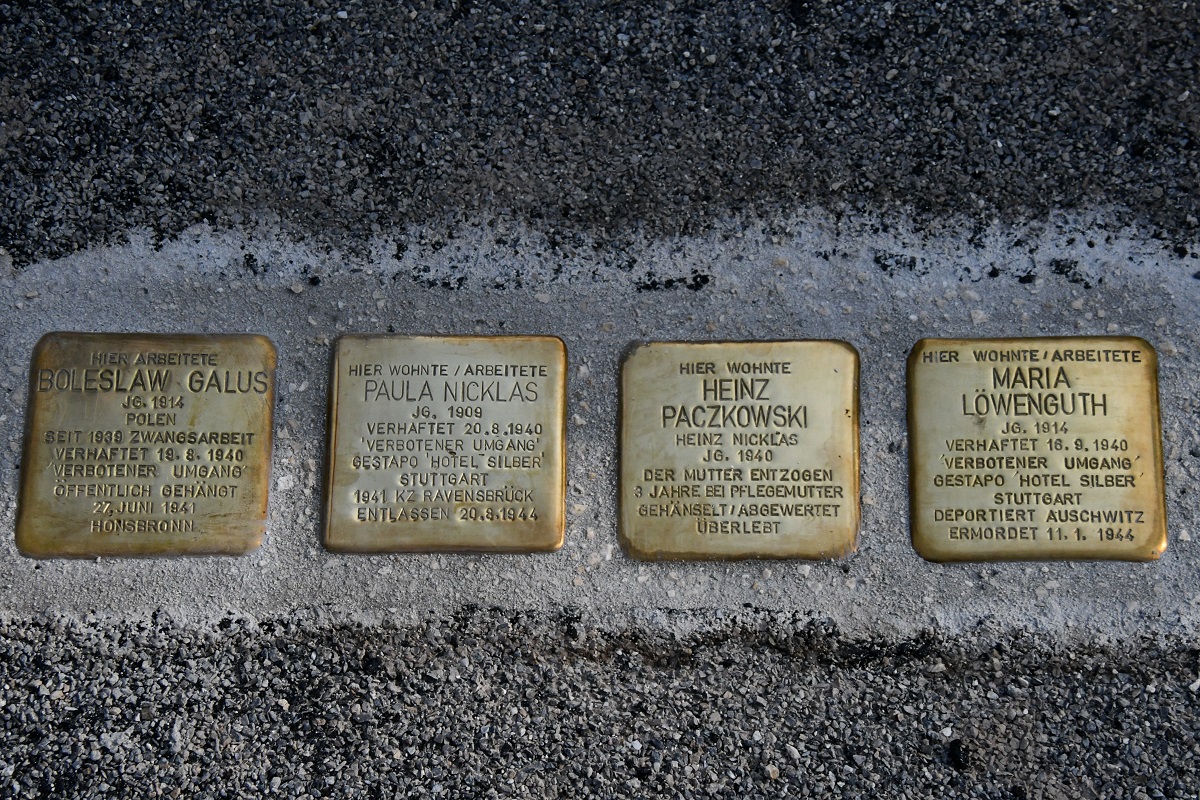 Am Ortsrand von Bronn wurden die Stolpersteine, kleine bronzene Erinnerungstafeln, fr Boleslaw Galus, Paula Nicklas, Heinz Paczkowski und Maria Lwenguth in den Boden eingelassen. (Foto: Michael Weber-Schwarz) 