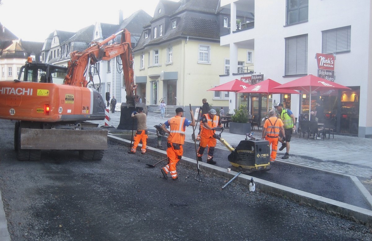 Seit Anfang September wird in der Bahnhofstrae asphaltiert. Nchste Woche wird der erste Straenabschnitt zwischen Gerichtsstrae und Wallstrae fr Fahrzeuge freigegeben. (Foto: VG Montabaur / Mario Erbe)