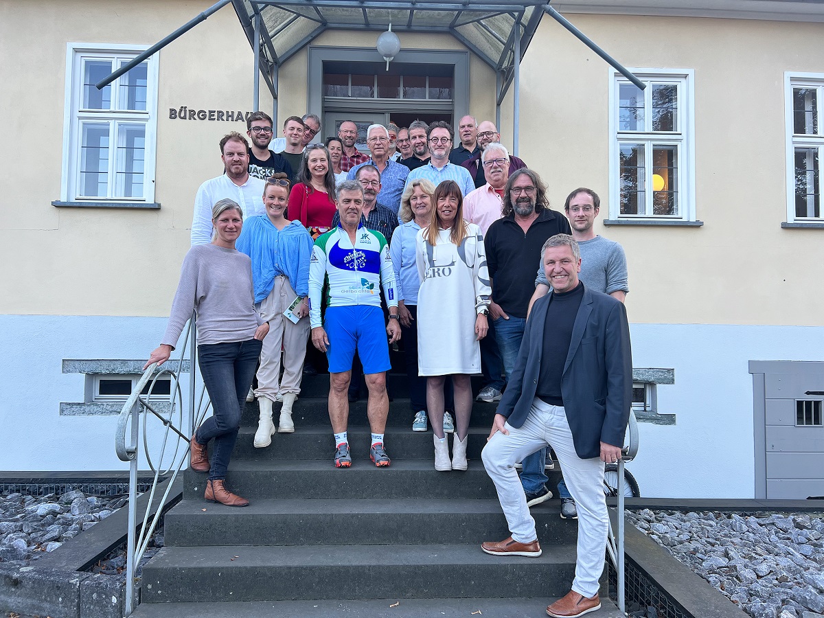 In diesem Jahr trafen sich die touristischen Akteure im Dorfgemeinschaftshaus in Isselbach, darunter Ortsvorsteher, Ortsbrgermeister und weitere politischen Vertreter, Gastronomen, Beherbergungsbetriebe und Winzer. Gemeinsam arbeiten sie an der Umsetzung des Projekts und entwickeln neue Ideen. (Foto: VG Montabaur/ Friederike Haumann)