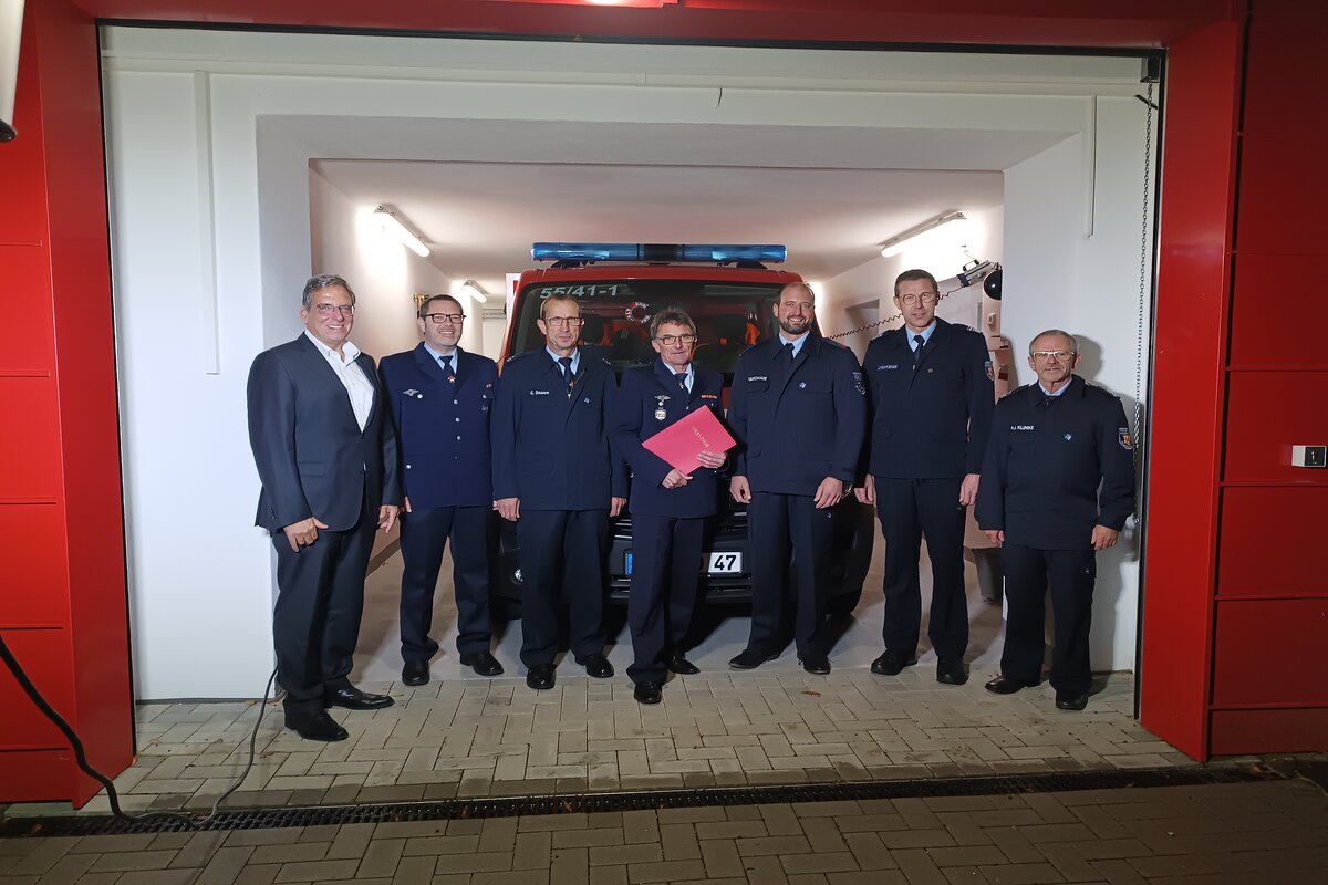 Die Freiwillige Feuerwehr Nomborn hat Thomas Buschhaus (3.v.r.) zum neuen Wehrfhrer und damit zum Nachfolger von Alexander Heibel (4.v.r.) gewhlt. Abschied und Neubeginn wurden begleitet von (v.l.) dem Ersten Beigeordneten Andree Stein, Ortsbrgermeister und Feuerwehrmann Patrick Brach, dem Stellvertretenden Wehrfhrer Claus Sassen, Wehrleiter Jens Weinriefer und seinem Stellvertreter Hans-Joachim Klimke (Bild: VG Montabaur / Monique Brill) 