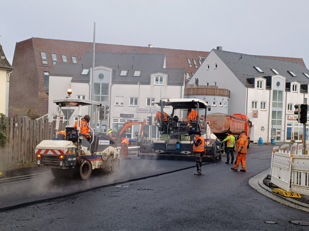 Mit Volldampf wird in diesen Tagen der Asphalt auf die Fahrbahn aufgetragen. Am 15. Dezember wird auch die Achse Freiherr-vom-Stein-Strae und Wilhelm-Mangels-Strae wieder fr den Fahrzeugverkehr freigegeben. (Foto: Stadt Montabaur / Christina Wei)