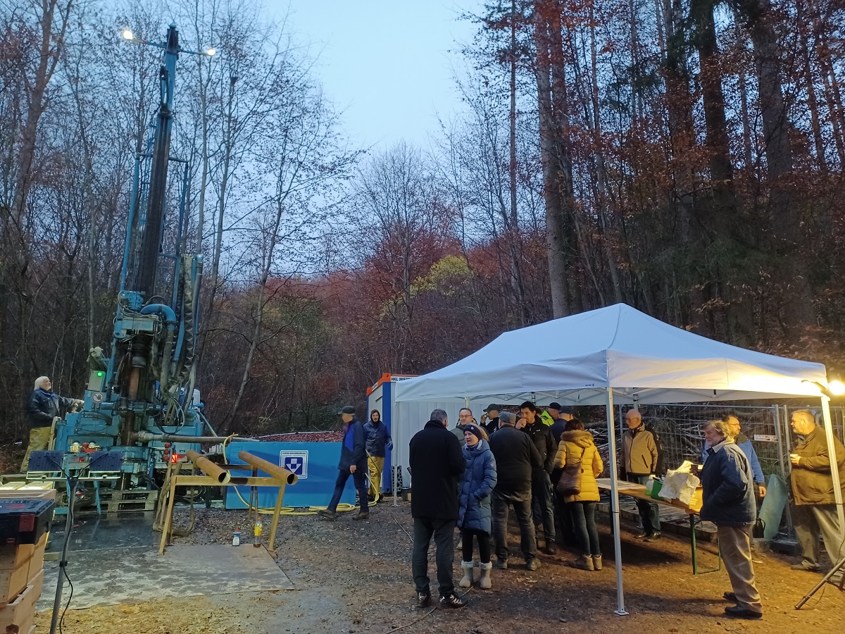 Kurz vor Weihnachten wurden die Erkundungsbohrungen am Moosbach bei Simmern abgeschlossen - mit groem Erfolg, denn es wurde deutlich mehr Grundwasser gefunden als zunchst erwartet wurde. Im November hatte sich der Werkausschuss die Bohrstelle angesehen (Foto: VG Montabaur / Christina Wei)