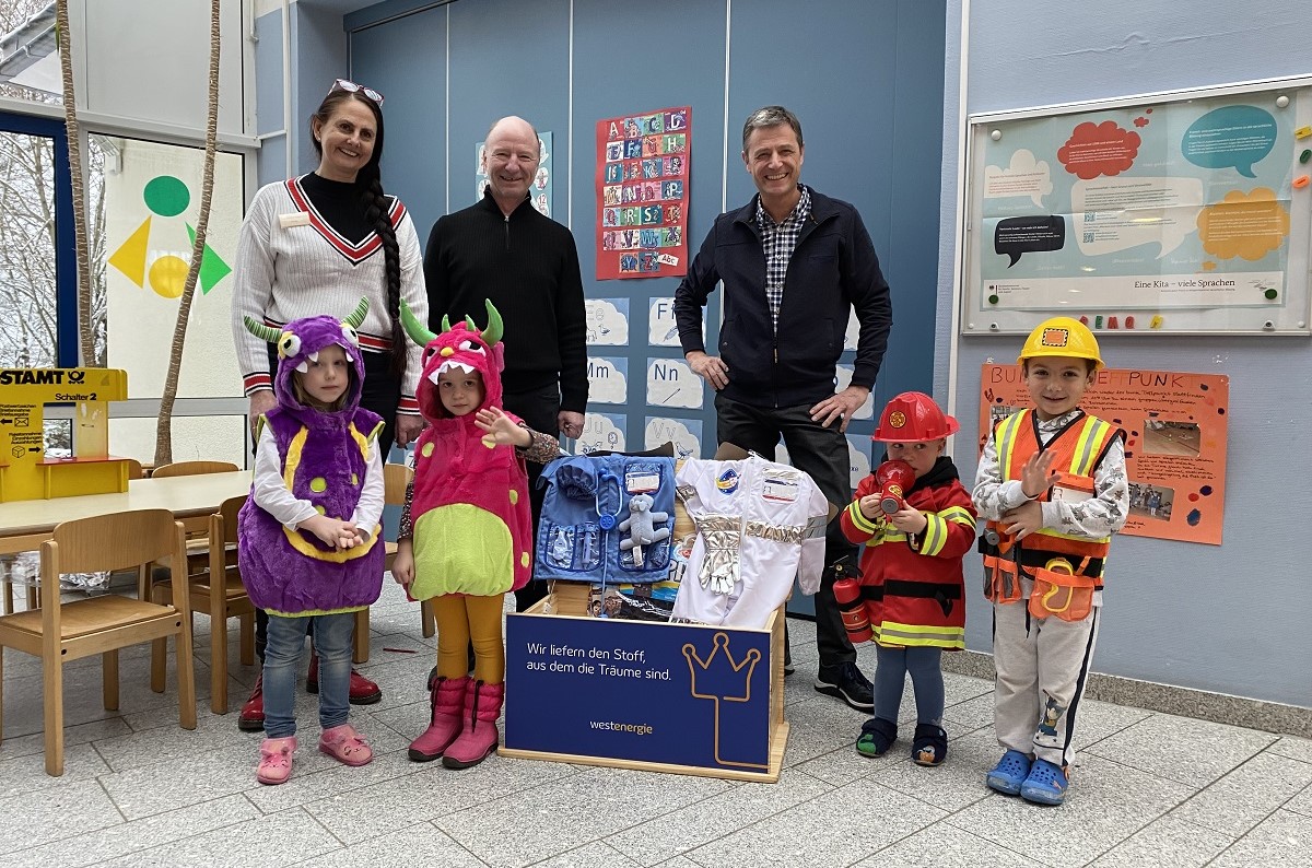 Von links: Die Kinder bei der bergabe der Theaterkiste mit Leiterin Susanne Gimbel, Brgermeister Uwe Erner und Leiter des kommunalen Partnermanagements Peter Imhuser. (Foto: privat)